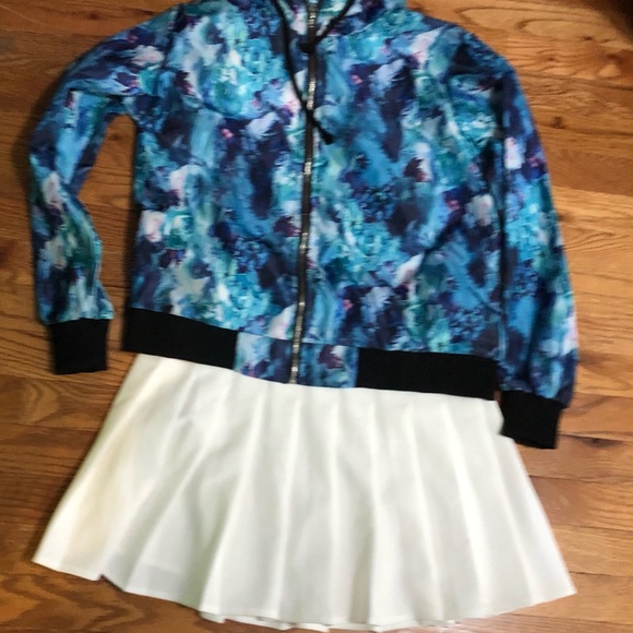 Meaner Lightweight Windbreaker with Hood Size Medium - Picture 11 of 13